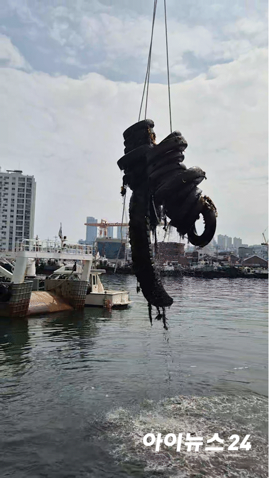 한국해양구조협회 부산지부와 한국해양진흥공사가 2일 부산 영도 경찰서 뒤편 바다 속에서 폐타이어를 육상으로 인양하고 있다. [사진=정예진 기자]