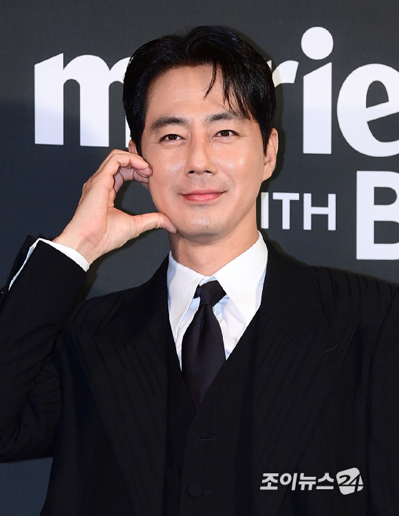 [포토] 조인성, 젠틀맨 애교 볼하트