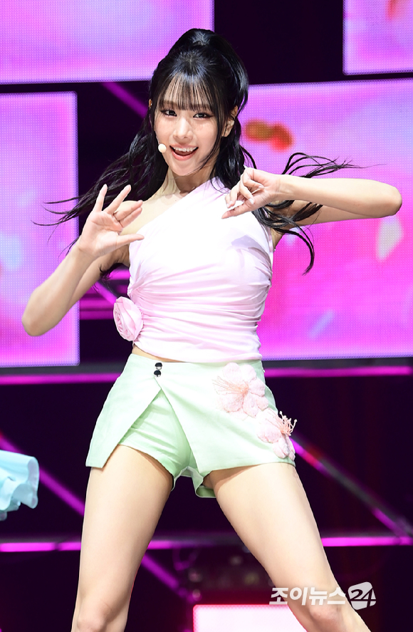 그룹 키스오브라이프 나띠가 6일 오후 서울 용산구 블루스퀘어에서 열린 키스오브라이프(KISS OF LIFE)새 싱글 앨범 'Who is she' 발매 기념 쇼케이스에 참석해 수록곡 'Don&lsquo;t Mind Me' 무대를 선보이고 있다. [사진=정소희 기자]