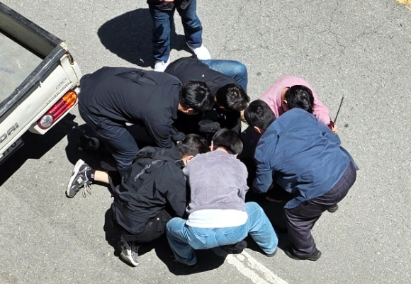 지난 7일 오전 광주 동구 광주지방법원에서 '묻지마 살인' 피의자 장모 씨가 구속 전 피의자 심문(영장실질심사)을 받기 위해 법정으로 이동하고 있다. [사진=연합뉴스]