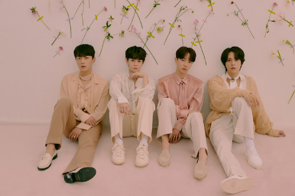 하이라이트 '데이드림(DAYDREAM)' 단체 이미지 [사진=어라운드어스]