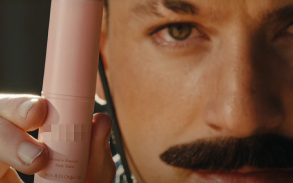 ENA '이상한 변호사 우영우'에 등장한 가히 멀티밤 PPL 장면이다. [사진=ENA '이상한 변호사 우영우' 캡처]