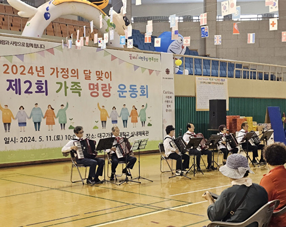 경산시 제 2회 가족 명랑 운동회에서 어르신들의 연주를 펼치고 있다. [사진=경산시]