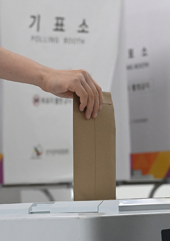 제9회 전국동시지방선거 사전투표 첫 날인 29일 오전 서울 중구 소공동행정복합청사에 마련된 사전투표소에서 권자들이 소중한 한 표를 행사하고 있다.사전투표는 29일~30일 이틀간 오전 6시부터 오후 6시까지 전국 3571개 사전투표소에서 일제히 실시된다. [사진=곽영래 기자]