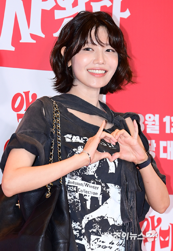 소녀시대 수영(최수영)이 7일 오후 서울 용산구 CGV용산아이파크몰에서 열린 영화 '악마가 이사왔다'(감독 이상근) VIP 시사회에 참석하고 있다. [사진=정소희 기자]