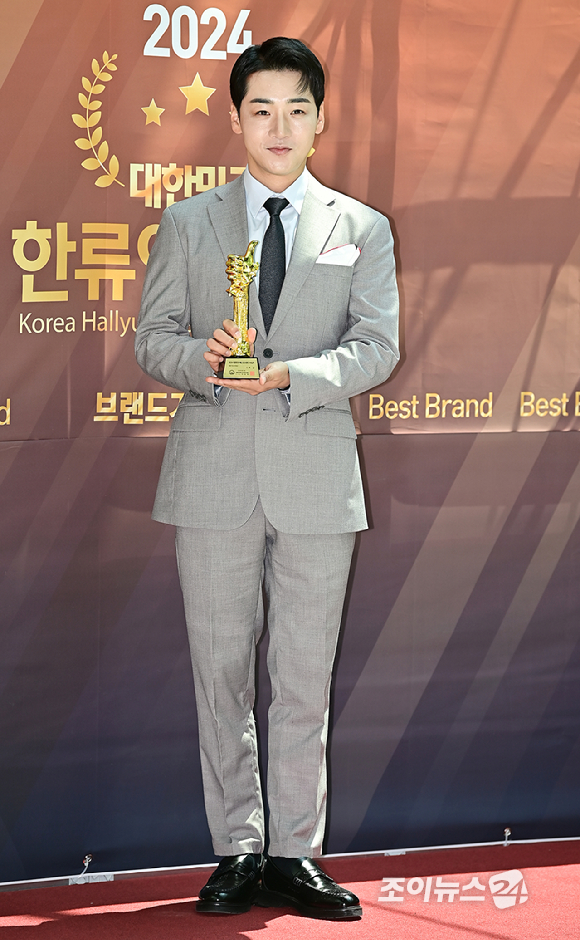 가수 박군이 14일 서울 여의도 국회 의원회관에서 열린 2024 대한민국 베스트브랜드 어워즈에서 포토타임을 갖고 있다. [사진=곽영래 기자]