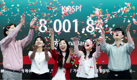 15일 서울 하나은행 본점 딜링룸 [사진=연합뉴스]
