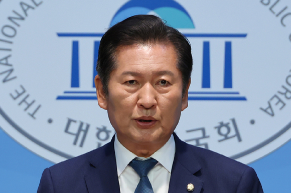 정청래 더불어민주당 의원이 15일 서울 여의도 국회 소통관에서 당대표 선거 출마 기자회견을 하고 있다.2025.6.15 [사진=연합뉴스]