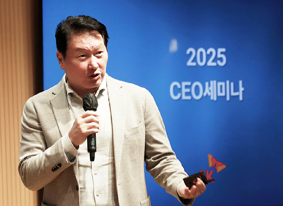 최태원 SK그룹 회장이 8일 경기 이천 SKMS연구소에서 열린 '2025 CEO 세미나'에서 발언하고 있다. [사진=SK그룹]