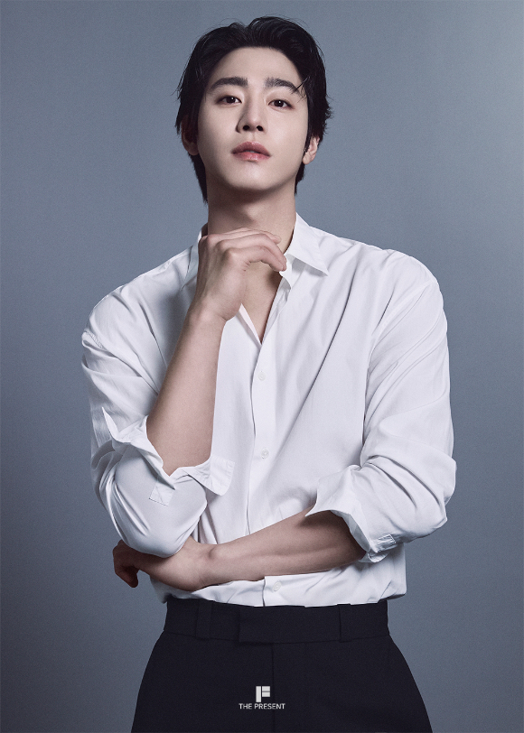 배우 안효섭이 프로필 사진 촬영에서 포즈를 취하고 있다. [사진=더프레젠트컴퍼니]