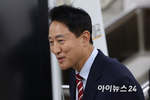 명태균 여론조사비 대납 의혹으로 재판에 넘겨진 오세훈 서울시장이 23일 오후 서울 서초구 서울고등법원에서 열린 정치자금법 위반 혐의 항소심 선고기일에 출석하고 있다. [사진=곽영래 기자]