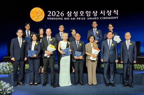 삼성호암상 수상자들과 행사 참석자들이 1일 서울신라호텔 다이너스티홀에서 열린 &lsquo;2026 삼성호암상 시상식&rsquo;에서 기념 촬영을 하고 있다. (앞줄 왼쪽부터) 이재용 삼성전자 회장, 의학상 에바 호프만 코펜하겐대 교수 부부, 예술상 조수미 성악가, 공학상 김범만 포스텍 명예교수 부부, 유홍림 서울대 총장, 김황식 호암재단 이사장, (뒷줄 왼쪽부터) 과학상 물리&middot;수학부문 오성진 UC버클리 교수 부부, 사회봉사상 오동찬 국립소록도병원 의료부장 부부, 과학상 화학&middot;생명과학부문 윤태식 위스콘신대 매디슨 교수 부부. [사진=호암재단]