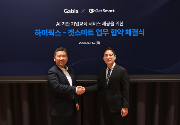 원승빈 겟스마트 대표(왼쪽)와 이정환 가비아 이사가 업무협약 체결 후 기념 촬영하고 있다. [사진=가비아]