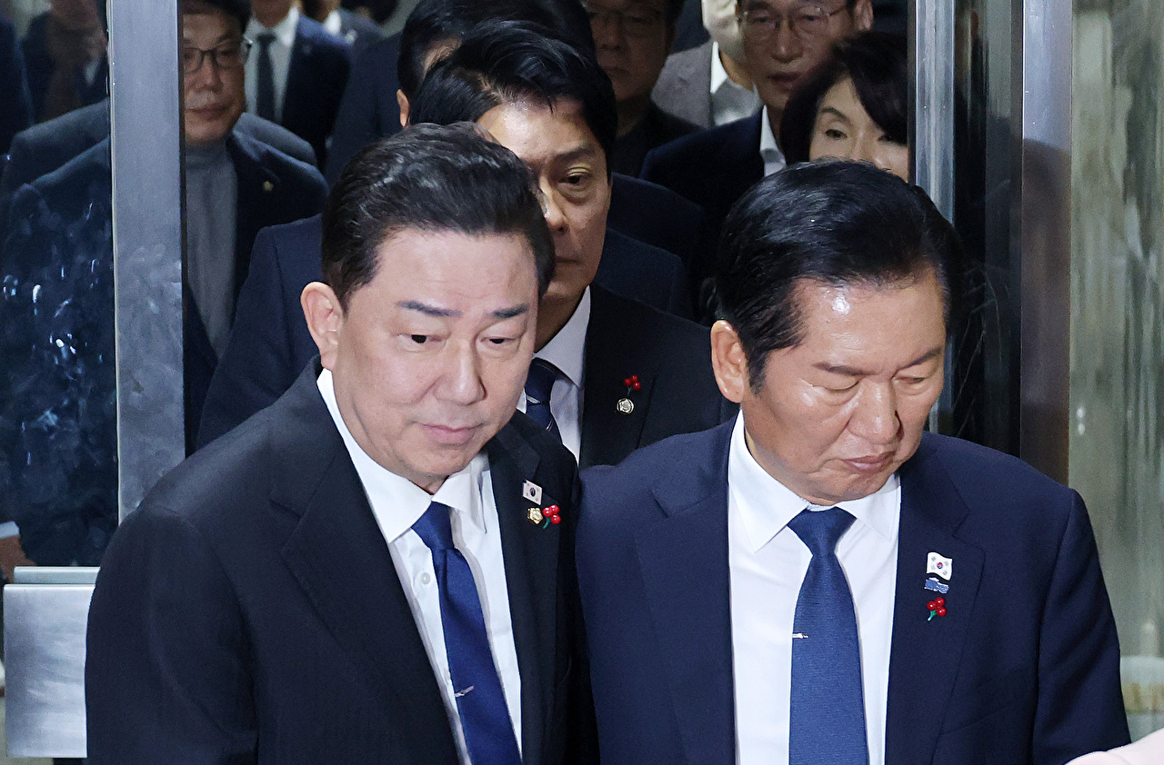 정청래 대표와 김병기 원내대표를 비롯한 더불어민주당 의원들이 8일 서울 여의도 국회에서 열린 비공개 의원총회를 마친 뒤 회의장을 나서고 있다.민주당은 이날 내란전담재판부 설치법 등 사법개혁안의 본회의 상정 일정을 논의했으나 위헌 소지에 대한 지적이 제기되자 추가 논의가 필요하다는 데 의견을 모아 결론을 미루기로 했다. 2025.12.8 [사진=연합뉴스]