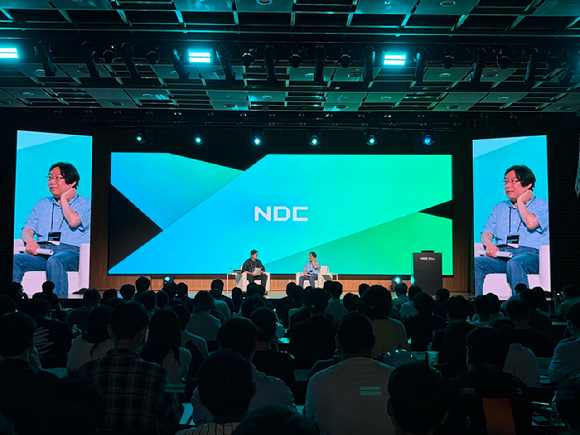 박용현 넥슨게임즈 대표가 16일 NDC 26에서 대담 세션을 진행하고 있다. [사진=넥슨게임즈]