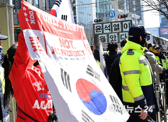 내란 우두머리 혐의로 기소된 윤석열 전 대통령의 1심 선고가 열리는 19일 서울중앙지법 일대에서 무죄 촉구 집회가 열리고 있다. [사진=곽영래 기자]