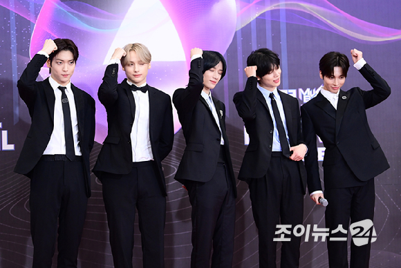 그룹 투모로우바이투게더가 15일 오후 서울 여의도 KBS홀에서 열린 '2023 뮤직뱅크 글로벌 페스티벌' 레드카펫 포토월 행사에 참석하고 있다. [사진=정소희 기자]