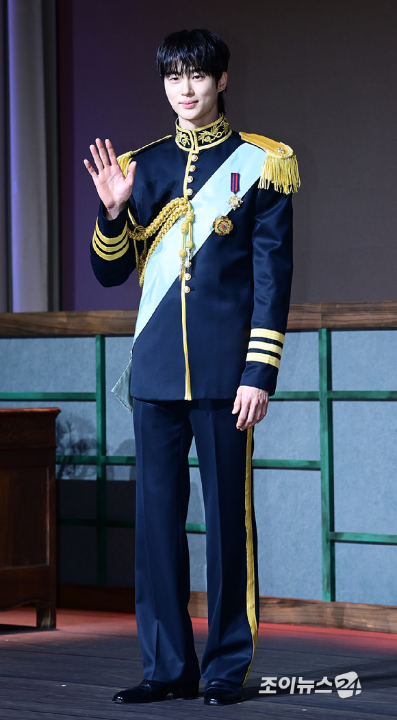 배우 변우석과 아이유가 6일 서울 조선팰리스 강남 호텔에서 진행된 MBC 금토드라마 '21세기 대군부인' 제작발표회에 참석하고 있다. [사진=정소희 기자]