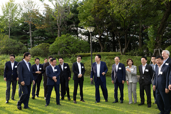 윤석열 대통령이 24일 서울 용산 대통령실 청사에서 국민의힘 신임 당 지도부 만찬에 앞서 한동훈 신임 당대표를 비롯한 당 지도부와 대화를 나누고 있다. 2024.07.24. [사진=대통령실]