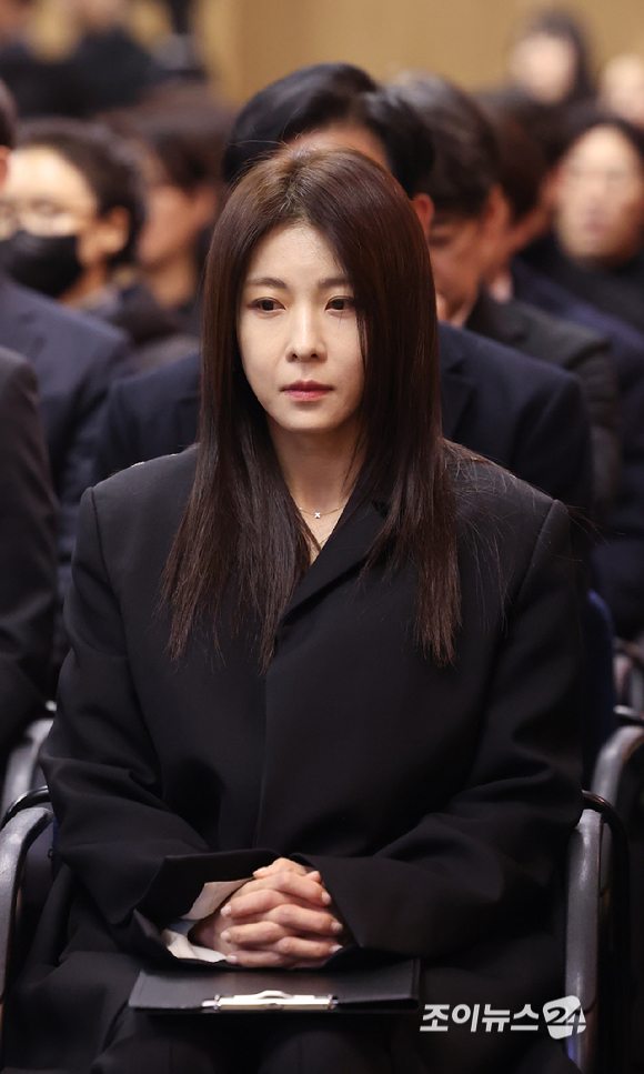 배우 유동근, 최수종이 27일 서울 송파구 서울아산병원 장례식장에서 엄수된 배우 이순재 영결식에서 애도를 표하고 있다. [사진=곽영래 기자]