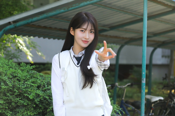 에버글로우 시현이 '살롱 드 홈즈'에 출연한다. [사진=위에화 ]