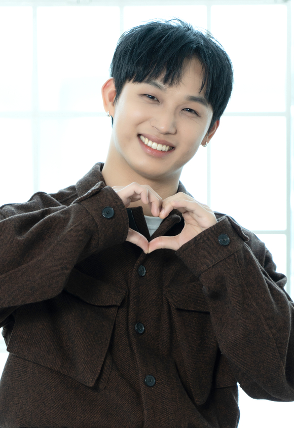 그룹 비투비 임현식이 21일 온라인으로 진행된 비투비 정규 3집 'Be Together' 발매 기념 기자간담회에 참석해 포즈를 취하고 있다. [사진=큐브엔터테인먼트]