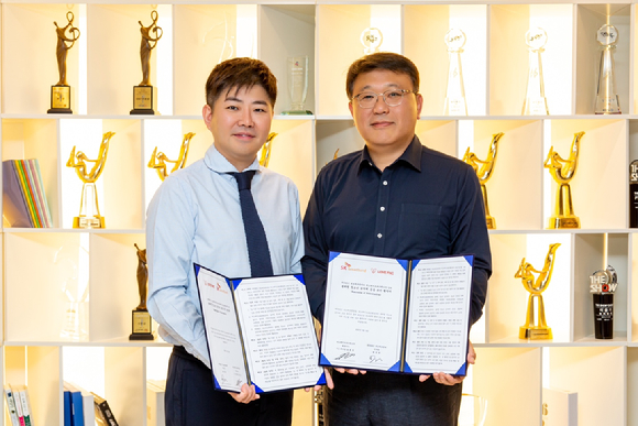 LOVE FNC 한성호 이사장과 SK브로드밴드 김동섭 부사장이 '블러썸 음악제' 개최를 위한 협약식에서 사진촬영을 하고 있다. [사진=LOVE FNC]