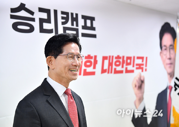 대선 출마를 선언한 김문수 전 고용노동부 장관이 18일 오전 서울 여의도 선거캠프에서 공약 기자회견을 하고 있다. [사진=곽영래 기자]