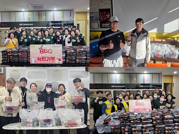 스타벅스 파트너들이 지난 13일 덕수궁에서 국가유산 지킴이 봉사활동 기념 사진을 촬영하고 있다. [사진=스타벅스코리아]