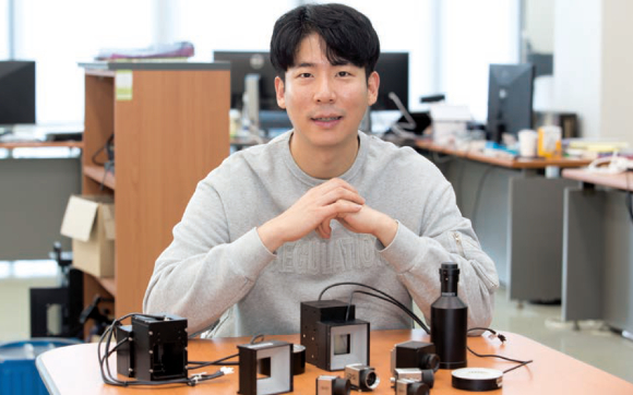 ETRI 창업기업인 블루타일랩 김형우 대표가 회사의 반도체 비전검사장비를 설명하고 있다.[사진=ETRI]