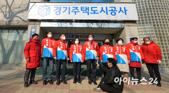 1일 오전 국민의힘 송석준 의원(국토교통위)이 국민의힘 원내부대표단, 국토위 산자위 소속 의원들과 수원시 권선구 소재 경기주택도시공사를 항의 방문해 성명을 발표하고 있다. [사진=국회사진취재단]