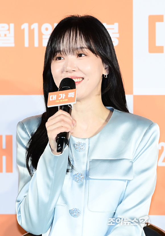 12일 오전 서울 광진구 롯데시네마 건대입구에서 열린 영화 '대가족'(감독 양우석) 제작보고회에서 출연 배우들이 포토타임을 갖고 있다. [사진=정소희 기자]