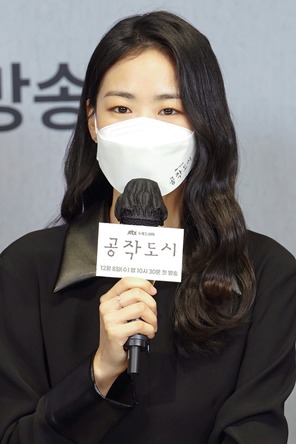 배우 이이담 8일 온라인으로 진행된 JTBC 새 수목드라마 '공작도시' 제작발표회에 참석해 소감을 말하고 있다. [사진=JTBC]
