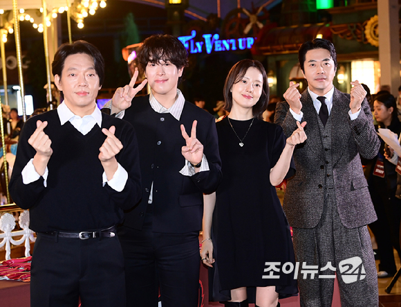 배우 문채원-권상우-박지환-표지훈(피오)이 8일 오후 서울 송파구 롯데월드 어드벤처에서 열린 영화 '하트맨' 돌아오는 거야, 다시 롯데월드에서! 이벤트 행사에 참석하고 있다. [사진=정소희 기자]