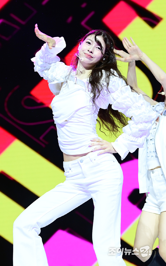 그룹 앳하트 미치가 13일 오후 서울 한남동 블루스퀘어에서 열린 앳하트(AtHeart) 첫 번째 EP '플롯 트위스트'(Plot Twist) 미디어 쇼케이스에서 멋진 무대를 선보이고 있다. [사진=정소희 기자]