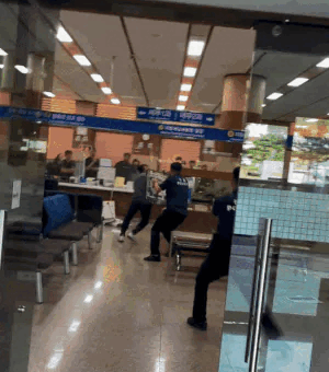 부산 금정구청에서 흉기 난동을 벌이던 50대 남성이 테이저건을 맞고 체포됐다. A씨가 당시 경차들에게 검거되는 모습. [사진=인스타그램 캡처]