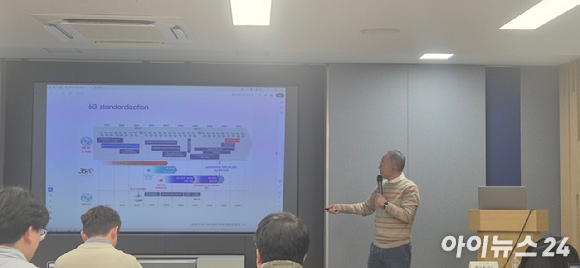 황승훈 동국대 교수가 KTOA 통신산업 인사이트 세미나에서 강연하고 있다. [사진=서효빈 기자]