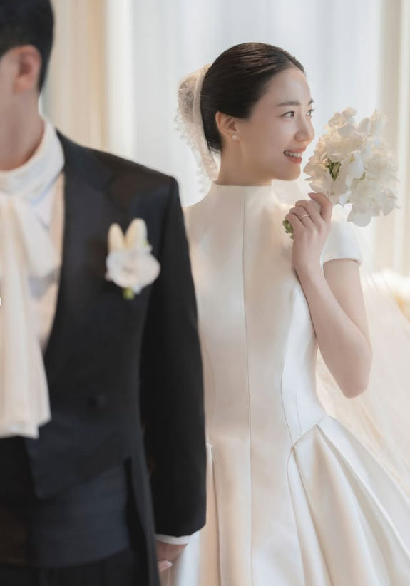 티아라 출신 류화영이 웨딩화보를 공개했다. [사진=류화영 인스타그램 ]