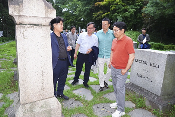 강기정 광주시장(오른쪽)이 지난 10일 오후 남구 양림동에서 열린 제39회 정책소풍에 참석해 양림권역 근대역사문화 거점벨트 사업 관련, 선교사 묘역 등을 답사하고 있다 [사진=광주광역시]