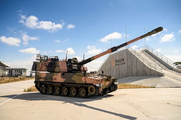 한화에어로스페이스가 호주 현지 공장에서 출하한 첫 AS9 자주포. [사진=한화에어로스페이스]