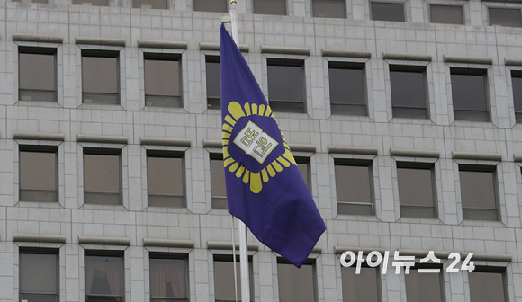 고등학교 시절 선생님이 자신을 폭행하고 집에 찾아와 누나를 성추행했다는 등의 생각에 사로잡혀 학생들이 있는 학교를 찾아가 칼부림한 20대 남성이 징역 13년을 확정받았다. 사진은 대법원 청사 깃발. [사진=뉴시스]