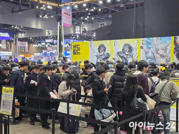 5일 일산 킨텍스에서 AGF(애니메이션·게임 페스티벌) 2025가 개막한 가운데 관람객들이 행사 시작 전 입장을 기다리고 있다. [사진=박정민 기자]