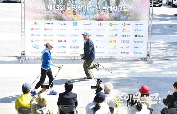 박상신 (사)한국노르딕워킹협회 회장이 25일 서울 강북구 우이동 만남의 광장에서 열린 산악인 오은선 대장과 함께하는 '제13회 희망찾기 등산&middot;트레킹 교실' 개막식에 '테라피 노르딕워킹' 강연하고 있다. [사진=곽영래 기자]