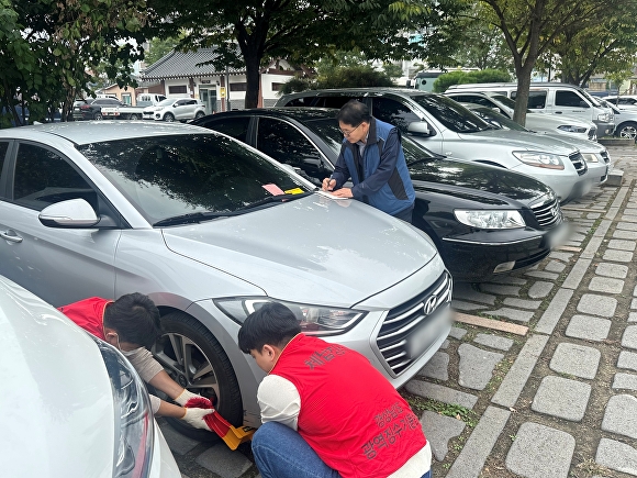  경상남도 창녕군 공무원들이 체납차량에 바퀴 잠금 장치를 설치하고 있다. [사진=경상남도 창녕군] 