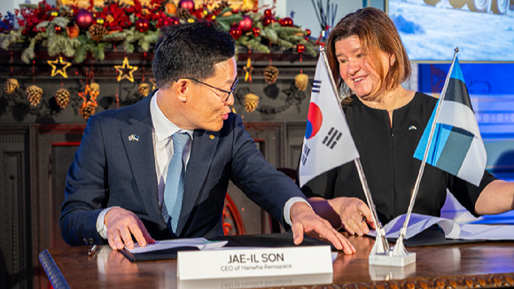 손재일(왼쪽)&nbsp;대표이사와&nbsp;카트리&nbsp;라우셉&nbsp;에스토니아&nbsp;방산투자청(ECDI)&nbsp;청장 대행이&nbsp;21일(현지시각) 에스토니아 탈린에서 열린 천무 공급 계약식에서 계약 체결 전 대화를 나누고 있다. [사진=한화에어로스페이스]
