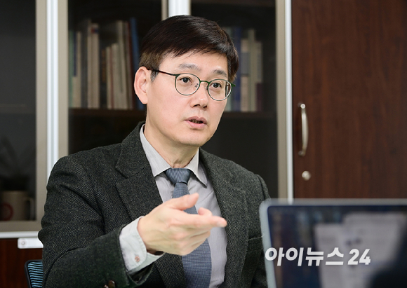 신현철 광운대 반도체시스템공학부 교수(반도체공학회 회장)가 최근 아이뉴스24와 인터뷰에 앞서 포즈를 취하고 있다. [사진=정소희 기자]