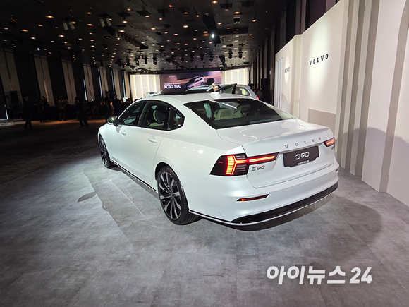 볼보자동차코리아가 2일 서울 광진구 그랜드워커힐 서울에서 신형 'XC90'과 'S90'을 공개하고 있다. [영상=김종성 기자]