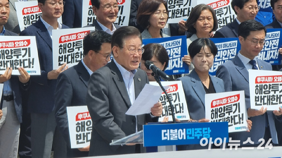 이재명 더불어민주당 대표가 7일 국회 본청 앞 계단에서 열린 민주당 '윤석열정부 오염수 투기 반대 촉구 결의대회'에서 연설하고 있다. [사진=박정민 기자]