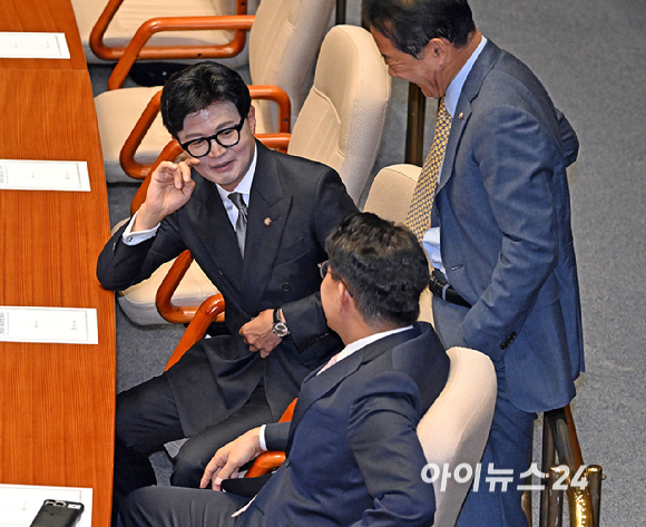 무소속 한동훈 의원이 11일 서울 여의도 국회에서 열린 본회의에서 국민의힘 윤상현 의원과 대화를 하고 있다. [사진=곽영래 기자]