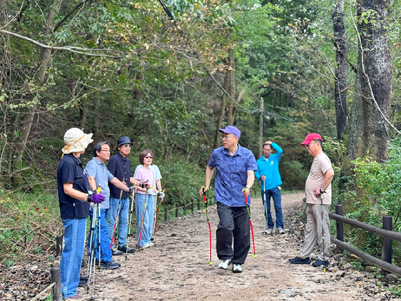 박상신 한국노르딕워킹협회 회장이 노르딕 워킹을 전수하고 있다. [사진=박상신]